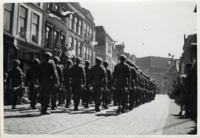 97682 Afbeelding van de geallieerde militairen van de 3rd Canadian Infantry Division tijdens de Memorial D-Day Parade ...
